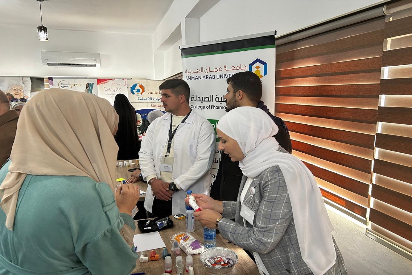 صيدلة "عمان العربية" تشارك في اليوم الطبي المجاني الخامس لجمعية هبة العطاء الخيرية6