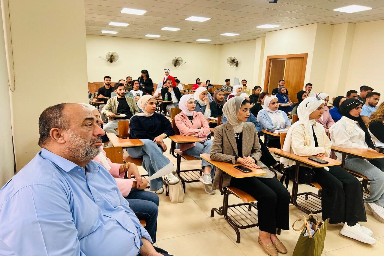كلية القانون في جامعة عمان العربية تعقد اجتماعاً حوارياً مع طلبة البكالوريوس والدراسات العليا لتعزيز التواصل وتطوير البيئة الأكاديمية1
