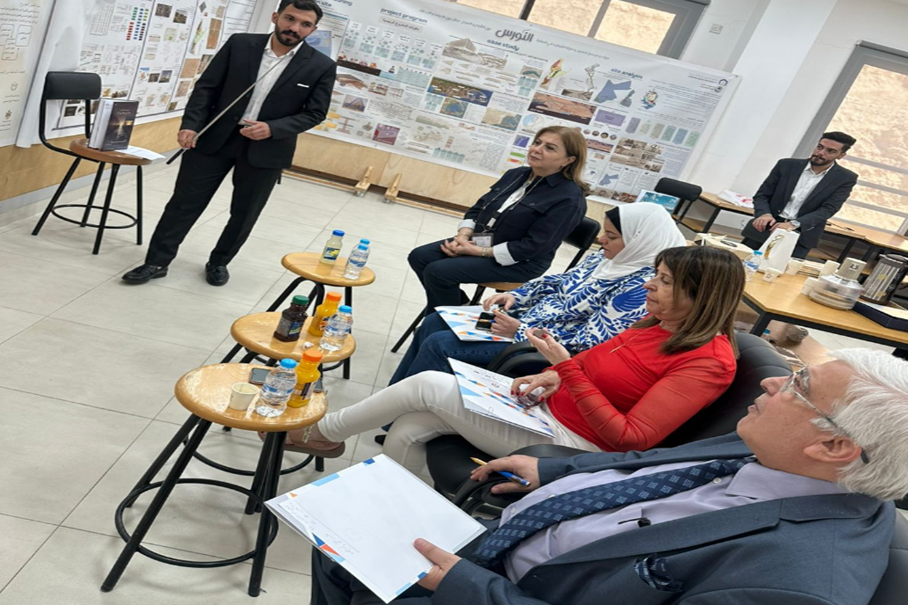طلبة هندسة العمارة في "عمان العربية" يناقشون مشاريع تخرج ريادية تعالج تحديات محلية وتطرح حلولًا مبتكرة6